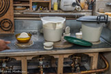 <center>Manufacture de Sèvres</center>Atelier de grand coulage. Le pied du vase est collé après l'avoir trempé dans de la barbotine, cette dernière servant de colle.