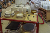 <center>Manufacture de Sèvres</center>Atelier de grand coulage. De gauche à droite : l'objet dans son moule (après avoir vidé la barbotine, la céramique reste sur les parois du moule, on insuffle de l'air dans le moule quelques minutes, on laisse sécher et on démoule), objet après démoulage (on le place sur un tour pour le retoucher),objet en  porcelaine crue que l'on place dans un four à 980 °C, c'est la cuisson de dégourdi qui permet d'obtenir le dernier objet, une porcelaine poreuse ce qui permet ensuite la pose de la couverte incolore appelée émail. À l’atelier d’émaillage par trempage, chaque objet est immergé rapidement dans le bain d’émail ; après séchage et vérification au pinceau, les objets cuisent à haute température (la plus élevée à Sèvres est de 1 380 °C) dans le four dit de blanc. À cette étape, les pièces sont solides, vitrifiées dans la masse et translucides.