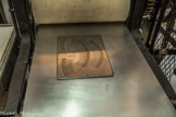 <center>Manufacture de Sèvres</center>Ateliers de Filage – impression. Le motif est gravé au burin ou par eau forte sur une plaque métallique. On met de la pâte (or+huile+suie) sur la plaque chauffée et par une presse taille douce on dépose le motif sur du papier de soie.