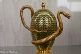 <center>Manufacture de Sèvres</center>THÉIÈRE OEUF ET SERPENT. Manufacture impériale de Sèvres. Porcelaine dure Sèvres. Vers 1810.