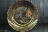 <center>Manufacture de Sèvres</center>Service des Arts Industriels. Fabrication des glaces, le polissage. Manufacture royale de Sèvres. Porcelaine dure, peinture par Develly. Sèvres 1827.