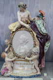 <center>Manufacture de Sèvres</center>APOTHÉOSE. Monument en l'honneur de l'Électeur palatin Charles Théodore (1724-1799) et de son épouse Manufacture de Franckenthal Modèle : Franz Conrad Link (1730-1793). Sept princes germaniques, appelés Electeurs, avaient le privilège d'élire l’Empereur du Saint-Empire romain-germanique. Porcelaine dure Palatinat, Allemagne. Vers 1770.