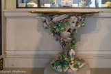 <center>Manufacture de Sèvres</center>CONSOLE. Manufacture de Capodimonte Décor de chinoiserie. Porcelaine tendre. Naples, 1756-1758.