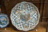 <center>Manufacture de Sèvres</center>PLAT. Faïence stannifère. Décor de grand feu polychrome. Moustiers-Sainte-Marie. 18e siècle.