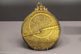 <center>Musée des Arts et Métiers.</center> Grand astrolabe d’Arsenius, 1569.
Les astrolabes du constructeur flamand Galterus Arsenius (vers 1530-1580) sont connus et appréciés, en leur temps, par les astronomes de l’Europe entière.
L'astrolabe, père des instruments scientifiques.
À la fois instrument d’observation et instrument de calcul, l’astrolabe permet de mesurer la hauteur du soleil sur l’horizon, de calculer l’heure et la place du soleil dans le zodiaque. Nés du talent des constructeurs et astronomes grecs dès les premiers siècles de notre ère, les astrolabes n’ont cessé depuis lors de gagner en précision, mais aussi en complexité, grâce aux savants arabes.
Instrument de mesure et outil pédagogique.
Instrument privilégié des astronomes ou astrologues, il est également utilisé, sous une forme simplifiée, pour la navigation en mer. Enfin, l’astrolabe se révèle l’outil obligé pour expliquer le mouvement des astres. Mais le cosmos en réduction qui s’y trouve représenté le réserve, en raison de sa manipulation compliquée, à l’usage des spécialistes.