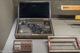 <center>Musée des Arts et Métiers.</center> La naissance du calcul mécanique
Le calcul fait, de tradition, appel à des outils de comptage : bouliers, bâtons ou jetons. Pour les additions et soustractions répétitives, c’est la machine de Pascal qui apportera une grande commodité ; pour les multiplications et divisions, ce seront les bâtons de Neper et les règles à calcul.