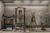 <center>Musée des Arts et Métiers.</center> Le cabinet de physique de l’abbé Nollet.
La machine pneumatique de l’abbé Nollet est exemplaire des outils de la philosophie naturelle. Grâce au vide créé dans la cloche supérieure de 1’instrument, les physiciens montrent à un public ébahi les propriétés encore mystérieuses du vide, cette « énergie du néant » qu'on saura bientôt maîtriser.
