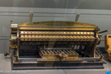 <center>Musée des Arts et Métiers.</center> Machine à multiplier de Léon Bollée.
Deux siècles et demi après Blaise Pascal et presque au même âge, Léon Bollée (1870-1913) construit une machine à calculer pour faciliter le travail de son père. Sa machine à multiplier directement obtient une médaille d’or à l’Exposition universelle de 1889.
Une table de Pythagore à trois dimensions
L’innovation majeure de la machine de Léon Bollée réside dans une pièce métallique reproduisant en volume une table de Pythagore. À l’intersection de deux chiffres à multiplier, une cheville verticale, dont la longueur est proportionnelle au produit des deux nombres, offre directement le résultat. Un système complexe de palpeurs, de crémaillères et de chariots permet d’effectuer des multiplications de nombres jusqu'à 20 chiffres et d'extraire des racines carrées.
Une tradition technicienne
Les performances de la machine de Bollée sont remarquables pour l'époque : 100 divisions, 120 racines carrées ou 250 multiplications effectuées en une heure. Léon Bollée pouvait ainsi calculer les valeurs harmoniques nécessaires à la fabrication des cloches de son père, fondeur.
Malgré le succès d'estime de sa machine, Léon Bollée ne poursuivra pas dans cette voie mais exercera ses talents de mécanicien dans l'industrie automobile puis dans l'aviation.