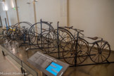<center>Musée des Arts et Métiers.</center> Vélocipède Michaux à corps ondulé, 1865.
Les véhicules individuels à deux roues ou « vélocipèdes » existent dès 1818, telle la «draisienne », mais c’est l’invention du pédalier par Pierre et Ernest Michaux qui amorce leur diffusion. Avec le vélocipède commence une révolution du transport individuel, qui prépare le succès de l’automobile.
L'invention du pédalier.
L’idée d’un véhicule individuel à deux roues en ligne reliées par une traverse de bois remonte peut-être au XVIIe siècle. L’Allemand Charles de Drais l’équipe en 1818 d’un pivot pour diriger la roue avant. En 1861, le serrurier parisien Pierre Michaux et son fils Ernest ont ensemble l’idée d’adapter des pédales au moyeu de la roue avant d’une «	Draisienne», ce qui permet d’avancer sans donner l’impulsion sur le sol avec les pieds. En outre, les pièces de bois sont remplacées par de la fonte malléable, et le guidon peut actionner une corde reliée à un levier qui s’appuie sur la roue arrière pour freiner.
Le transport individuel sans cheval.
La diffusion du vélocipède puis de la « bicyclette » (roue arrière motrice) permet d’affranchir peu à peu du cheval les transports individuels rapides et longs. Elle prépare ainsi l’avènement de l’automobile.
De nombreux métiers se trouvent transformés par l’usage de la « petite reine », véhiculepopulaire par excellence. La course organisée en 1869 près de Paris lance le sport cycliste.