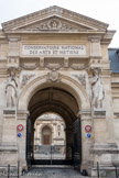 <center>Musée des Arts et Métiers.</center> Entrée principale du Conservatoire National des Arts et Métiers. En 1851, Léon Vaudoyer construisit une entrée solennelle, plus digne de l’institution qui, après le percement de la rue Vaucanson et l’établissement du nouveau marché Saint-Martin, avait perdu « la plus grande partie du jardin de l’ancien prieuré ».