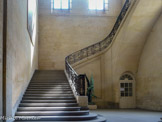 <center>Maison d'éducation de la Légion d'honneur. </center> Le grand escalier  en pierre de Saint-Leu amène au niveau supérieur occupé par les dortoirs. Garde-corps en fer forgé du frère Pierre Denis, 1709.