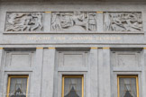 <center>Théâtre des Champs Elysées. </center>Au centre des trois panneaux en bas-relief du haut de la façade, sculptés par Antoine Bourdelle, trône Apollon, assis négligemment, tenant en sa main gauche sa harpe (sa lyre). Les deux panneaux de côté sont formellement identiques et construisent une pyramide, qui a pour sommet le dieu romain. Il s'agit des muses courant vers Apollon. Si l'on compte celle qui est à gauche du panneau central, ça fait bien neuf ! L'œuvre est titrée Apollon et la méditation.