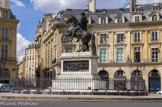 <center>Place des Victoires.</center>Une statue primitive du roi, à pied, a déterminé le rayon de la place, ce qui lui donne ses dimensions harmonieuses. L'établissement de la place, financé en partie par le maréchal duc de la Feuillade, est dû à Jules Hardouin-Mansart. La place évoque les victoires de Louis XIV.
