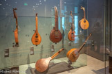 <center>Le Musée de la Musique.</center>Les cistres.
Le cistre existait déjà à la fin du Moyen Âge.
Ses quatre (France, Angleterre) ou six (Italie) paires de cordes métalliques sont pincées par un plectre.
Sa sonorité est brillante et son décor souvent soigné. Plus facile à jouer que le luth dont le répertoire est proche (danses, transcriptions de musiques profanes et sacrées notées en tablature), il convient aux amateurs de la bourgeoisie urbaine.
En déclin à la fin du XVIIe siècle, il connaît un regain de faveur en France et en Angleterre à la fin du XVIIIe siècle. La guitarra portugaise, accompagnatrice obligée du fado, en est l’actuelle descendante.