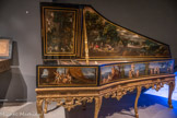 <center>Le Musée de la Musique.</center>Clavecin.
Ioannes Ruckers (1578 – 1642) Anvers, 1612. Ravalé en France au XVIIIe.
Le clavecin a reçu, postérieurement à sa fabrication, un décor de putti sur la caisse.
La peinture flamande d’origine apparait par transparence. Le couvercle présente deux peintures flamandes.