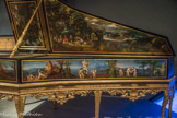 <center>Le Musée de la Musique.</center>Les claviers flamands
L’école flamande se développe du milieu du XVe à la fin du XVIIIe siècle. La famille Ruckers, originaire d’Anvers, éclipse tous les autres facteurs. Elle construit différents modèles d’instruments : clavecins à un et deux claviers, virginales dont certaines peuvent être jouées simultanément par un système d’accouplement.
Plus épaisses que celles des clavecins italiens, les caisses reçoivent un décor de peintures ou de papiers peints. Les tables d’harmonie sont ornées d’une rosace en bronze doré portant les initiales du facteur.
À la sonorité brillante et la résonance de ces clavecins répond un vaste répertoire de fantaisies, suites de danses et transcriptions.