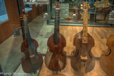 <center>Le Musée de la Musique.</center>De la vihuela à la viole
La viole apparaît en Espagne à la fin du XVe siècle sous le nom de vihuela de arco (viole à archet).
Ses six cordes de boyau s’accordent, comme le luth, en quarte et tierce. Les riches amateurs apprécient sa sonorité, comparée à la voix humaine. Elle existe en différentes tailles. La basse de viole se nomme en France viole de gambe, car on la tient entre les jambes. Au XVIe siècle en Angleterre, se développe un riche répertoire pour ensemble de violes: le consort.
Au XVIIe siècle, on lui adjoint des cordes dites «sympathiques», qui ne sont pas touchées par l’archet mais vibrent par résonance: c’est la viole d’amour.