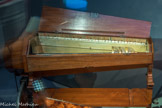 <center>Le Musée de la Musique.</center>Le verre musical
Objet d’expériences physiques et acoustiques, le verre suscite un intérêt musical au XVIIIe siècle.
 Reprenant le principe des verres musicaux, sont ainsi | créés plusieurs instruments comme le séraphin et le glassharmonica. Leur son cristallin est apprécié du public des salons, amateur de timbres nouveaux.
En raison de cette sonorité qualifiée de « céleste », on finit par attribuer au glassharmonica des pouvoirs surnaturels et il est associé aux expériences d’hypnose. Cette réputation provoquera son interdiction au XIXe siècle et son déclin. Glassharmonica. Anonyme France ? Fin du XVIIIe siècle.
Imaginé par Benjamin Franklin, cet instrument s'inspire du principe des verres musicaux. Des coupelles de verre de diamètre décroissant tournent sur un axe et sont frottées par les doigts mouillés du musicien.