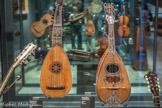 <center>Le Musée de la Musique.</center>Les mandolines
Elles ont pour origine l’ancienne mandore, de la famille des luths. Au XVIIIe siècle, coexistent la mandoline milanaise à six paires de cordes en boyau, pincées avec les doigts, et la mandoline napolitaine, plus récente, à quatre cordes doubles en boyau puis en métal, pincées au plectre.
Cette dernière est très en vogue à Paris à la fin du siècle, autant chez les amateurs qu’en concert.
À la fin du XIXe siècle se constituent de véritables orchestres de mandolines, les estudiantinas, comprenant plusieurs tailles (soprano, ténor et basse) dont le répertoire se compose d’airs populaires et classiques. A gauche, mandoline milanaise, à droite, napolitaine.
