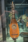 <center>Le Musée de la Musique.</center>Mandore. Anonyme. Italie XVIIe siècle.
La mandore, très appréciée au XVIe siècle, est le plus petit instrument de la famille des luths.