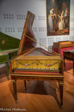 <center>Le Musée de la Musique.</center>Les pianos. La seconde moitié du XVIIIe siècle voit coexister le clavecin, instrument à cordes pincées, et le piano, instrument à cordes frappées.
Certains facteurs (Taskin, Érard) construisent l’un et l’autre : une grande partie de la musique est écrite indifféremment pour les deux instruments.
Le piano, qui offre alors un toucher léger, permet des nuances expressives, du piano au forte, directement contrôlées par l’interprète.
Il apporte la réponse attendue aux recherches de diversification du son. La fin du siècle voit ainsi l’essor incomparable de l’instrument qui deviendra, au XIXe siècle, le piano moderne.