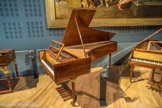 <center>Le Musée de la Musique.</center>Piano à queue. Erard frères. Paris 1802. Ce piano est pourvu d'une mécanique à échappement simple. Joseph Haydn et Ludwig van Beethoven ont possédé un instrument similaire.