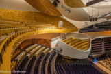 <center>Philharmonie de Paris </center> La Philharmonie 1. Le programme (établi par Kahle Acoustics) exigeait une réponse acoustique combinant haute clarté sonore et ample réverbération. Il nécessitait aussi une approche favorisant les réflexions latérales et une grande intimité, le tout dans une typologie de salle nouvelle. La solution se trouve dans un système audacieux de balcons flottants qui créent un espace intime et un volume extérieur allongeant la réverbération. Ce nouveau modèle unit réflexions latérales, son direct et réverbération pour aboutir à une acoustique mêlant clarté et chaleur.
