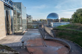 <center>Parc de la Villette </center> La Géode. Sa structure est constituée d'un certain nombre de couches, un peu à la manière d'un oignon. La couche externe et visible est une géode par triangularisation de 36 m de diamètre, composée de 6 433 triangles sphériques équilatéraux en acier poli qui réfléchissent la lumière, un peu à la manière d'un miroir. Ces triangles d'un mètre vingt de côté sont fixés sur une fine ossature métallique reprenant la même structure géodésique en triangle, constituée de 2 580 barres en tubes d’acier. Les triangles en acier ne sont pas jointifs, pour ne pas compromettre l'effet 