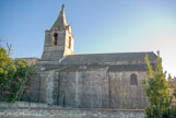 <center>Eglise Notre Dame de la Major. </center>Le toit de lauzes, typique de nefs romanes, la corniche à petits modillons tout simples, avec des contreforts entre lesquels on a ensuite on a ajouté des chapelles. L'emplacement du clocher, probablement roman, refait en 1579, et au sommet la vierge datant du XIX.