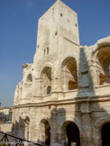 <center>Les arènes. </center> Dès la fin de l’Antiquité, l'amphithéâtre est réutilisé comme rempart défensif lors des nombreux sièges barbares menés au cours des Ve et VIe siècles    devant la cité d’Arles. D’ailleurs le monument conserve aujourd’hui 3 des tours médiévales qui surmontaient les 4 entrées, donnant à cet amphithéâtre une physionomie particulière.