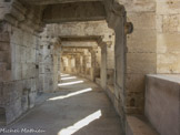 <center>Les arènes. </center>  Les flux étaient savamment organisés par un réseau de portes, galeries et escaliers, sur plusieurs étages.