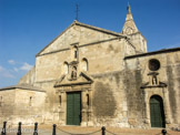 <center>Eglise Notre Dame de la Major. </center>Cette église était le siège de la paroisse la plus étendue de la ville. Avant la Révolution, elle était desservie par un chapitre collégial, composé de 10 chanoines.
Rebâtie au XIIe siècle, elle fut constamment remaniée jusqu'au XVIIe siècle, dont son clocher et sa façade. En 2006, on peut voir une girouette en fer forgé.