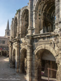 <center>Les arènes. </center> La façade comprend deux niveaux de soixante arcades en plein cintre, séparés par des piédroits, massifs de section rectangulaire.