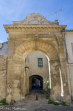 <center>Rue du Grand Couvent. </center>  Le portail du XVIIIe siècle
de l'ancienne abbaye Saint Césaire ou monastère Saint-Jean.