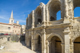 <center>Les arènes. </center> Les arènes d’Arles sont un amphithéâtre romain construit en 90 après JC, par les ordres de Tibère César Auguste, l’amphithéâtre était capable d’accueillir plus de 20000 spectateurs, et a été construit pour fournir des divertissements sous la forme de courses de chars et de sanglants corps à corps batailles. L’amphithéâtre d’Arles est le monument le plus important de l’ancienne colonie romaine, environ deux millénaires après sa construction