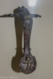 <center>Anse de cruche. </center> Bronze. Ier siècle apr. J.-C. ?
Anse de cruche dont le médaillon d'applique est décoré d'un Eros.
