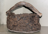 xenter>Seau muni de son anse. </center> Corde, bois. Epoque romaine ?
La particularité de ce seau tienr au fait que ses parois sont en cordes, ce qui a rendu sa restauration très délicate.