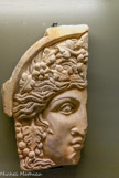 <center>Masque cornier d'un couvercle de sarcophage. </center> Marbre blanc. Milieu du IIIe siècle apr. J.-C.
La couronne de ce personnage L'identifie comme Bacchus ou tout au moins comme membre du cortège bachique. Ce type de couvercle est caractéristique de la production des ateliers romains.