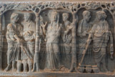 <center> Sarcophage dit aux arbres</center> Au centre l’Orante accompagnée d’un homme âgé (peut-être le défunt), à gauche, la Multiplication des Pains, à droite, les Noces de Cana,