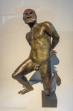<center>Captif</center> Dernier quart du Ier siècle av. J.-C. Bronze. L'homme, figuré dans l'attitude classique du prisonnier, symbolise un peuple vaincu et soumis à l'autorité romaine. Il entrait très probablement dans la composition d'un trophée ornant un monument public.Dernier quart du Ier siècle av. J.-C. Bronze. L'homme, figuré dans l'attitude classique du prisonnier, symbolise un peuple vaincu et soumis à l'autorité romaine. Il entrait très probablement dans la composition d'un trophée ornant un monument public.