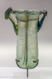 <center>Balsamaire</center> Ce petit flacon, probablement syro-palestinien, est à deux compartiments. Verre soufflé et étiré. IVe-Ve s.