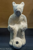 <center>Lampe</center>Elle est en forme de chat assis dans un fauteuil. Céramique. Proviendrait de Cnide (Turquie). Milieu du Ier- début du IIe s.