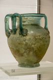 <center>Urne </center> Verre soufflé Milieu du Ier-IIe s.
Les verres de Gaule. L'ensemble de ces récipients en verre de production régionale servait au conditionnement et à la conservation des produits alimentaires. Détournés de cette fonction, ils ont parfois été réutilisés comme urnes ou ossuaires.