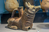 <center>Vase en forme de chien </center>Céramique. Milieu du Ier - milieu du IIe s.
