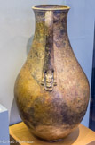 <center>Vase à deux anses</center> Les anses portent un décor raffiné d'animaux hybrides à queue de dauphin et tête de canidé aux yeux incrustés d'argent. Bronze, incrustation d'argent. Première moitié du Ier s.