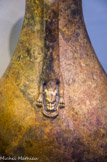 <center>Vase à deux anses</center> Les anses portent un décor raffiné d'animaux hybrides à queue de dauphin et tête de canidé aux yeux incrustés d'argent. Bronze, incrustation d'argent. Première moitié du Ier s.