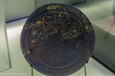 <center>Assiette à décor mosaïqué </center> Verre moulé. 10 av. J.C. -30 apr. J.C.
