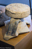 <center>Col d'amphore à vin </center> Les lettres T.CR.V correspondent aux initiales d'un citoyen romain, vraisemblablement le propriétaire de l'atelier qui a produit l'amphore, Type : Gauloise 4.
