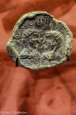 <center>Plomb de douane</center> Il est à l'effigie de deux empereurs radiés (portant une couronne de rayons). Plomb. IIIe s.
La rupture de charge que constituait le port d'Arles dans la redistribution des produits en faisait une importante place douanière. Les cachets de plomb servaient à sceller les marchandises pour attester le paiement des taxes.