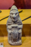 <center>Figurine</center> Le personnage est vêtu du cucullus (manteau à capuche). Céramique. Epoque romaine.